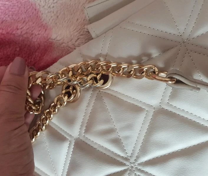 Beige quilted handbag with gold chain – photo 9